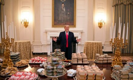 Stop eens met fakenews over Trump!