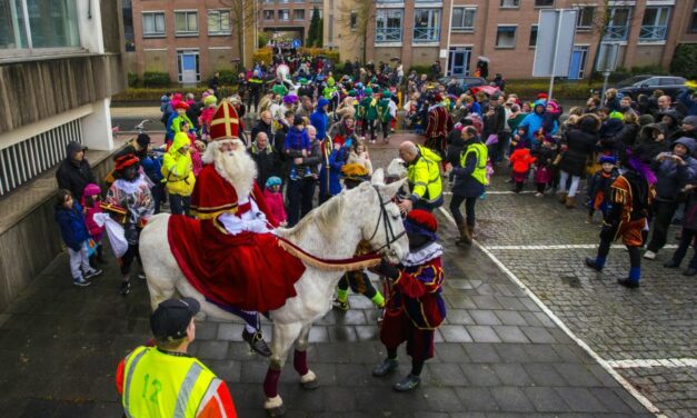 Politie paraat! Daar komt Sinterklaas