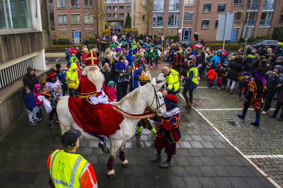 Politie paraat! Daar komt Sinterklaas