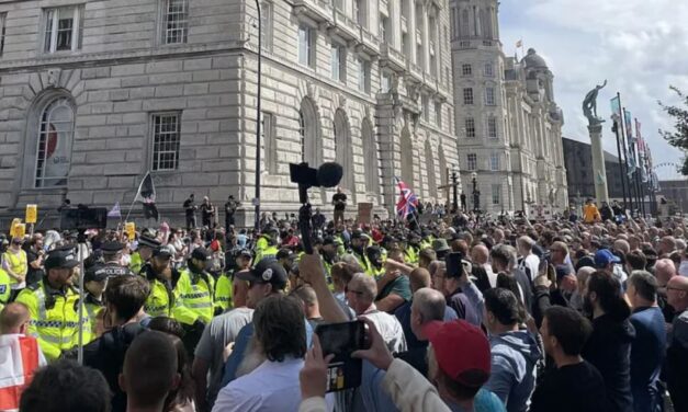 Britse rellen en het tirannieke establishment