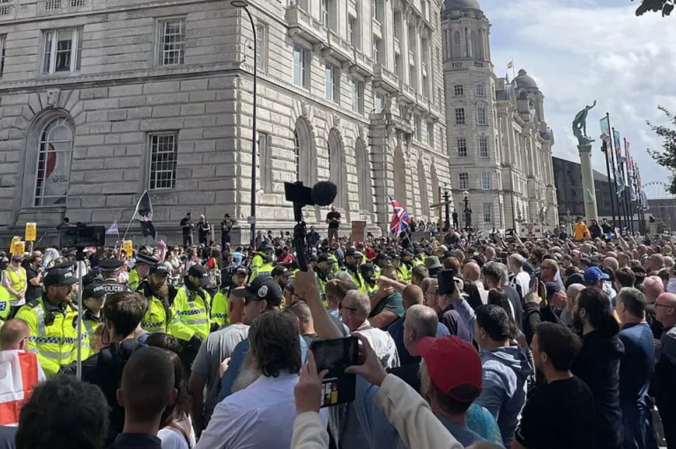 Britse rellen en het tirannieke establishment