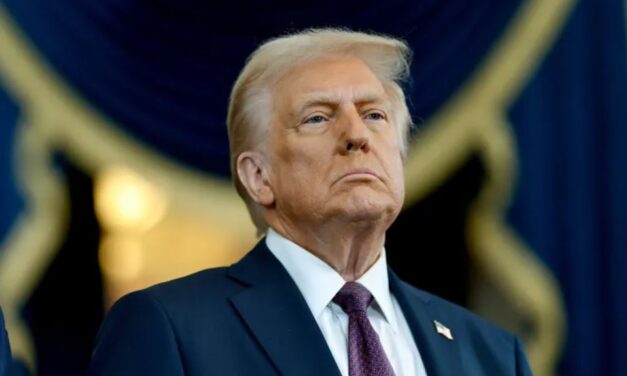 Gejuich voor woke bisschop die Trump schoffeerde