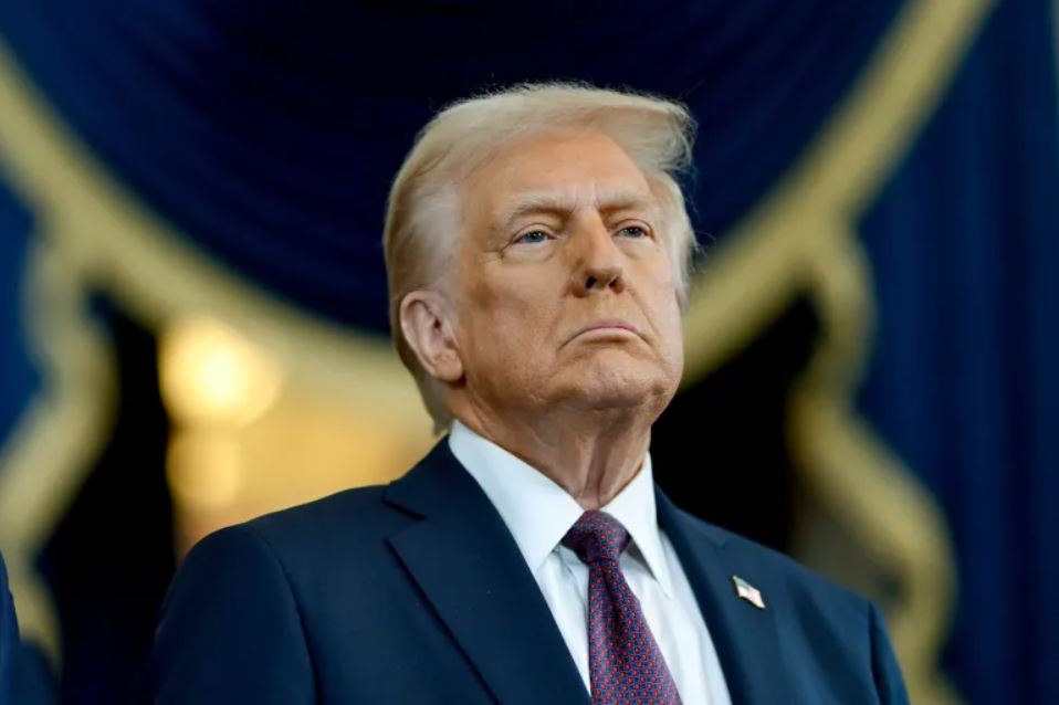 Gejuich voor woke bisschop die Trump schoffeerde