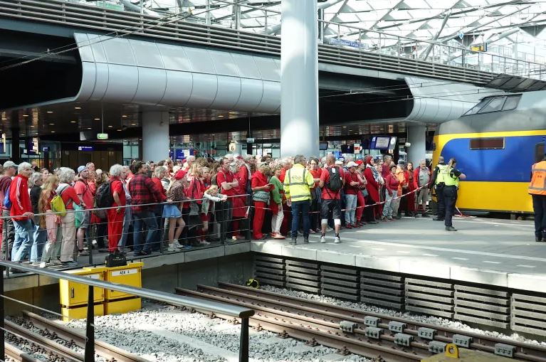 NOS doet verslag van de Rode Lijn: close read en podcast